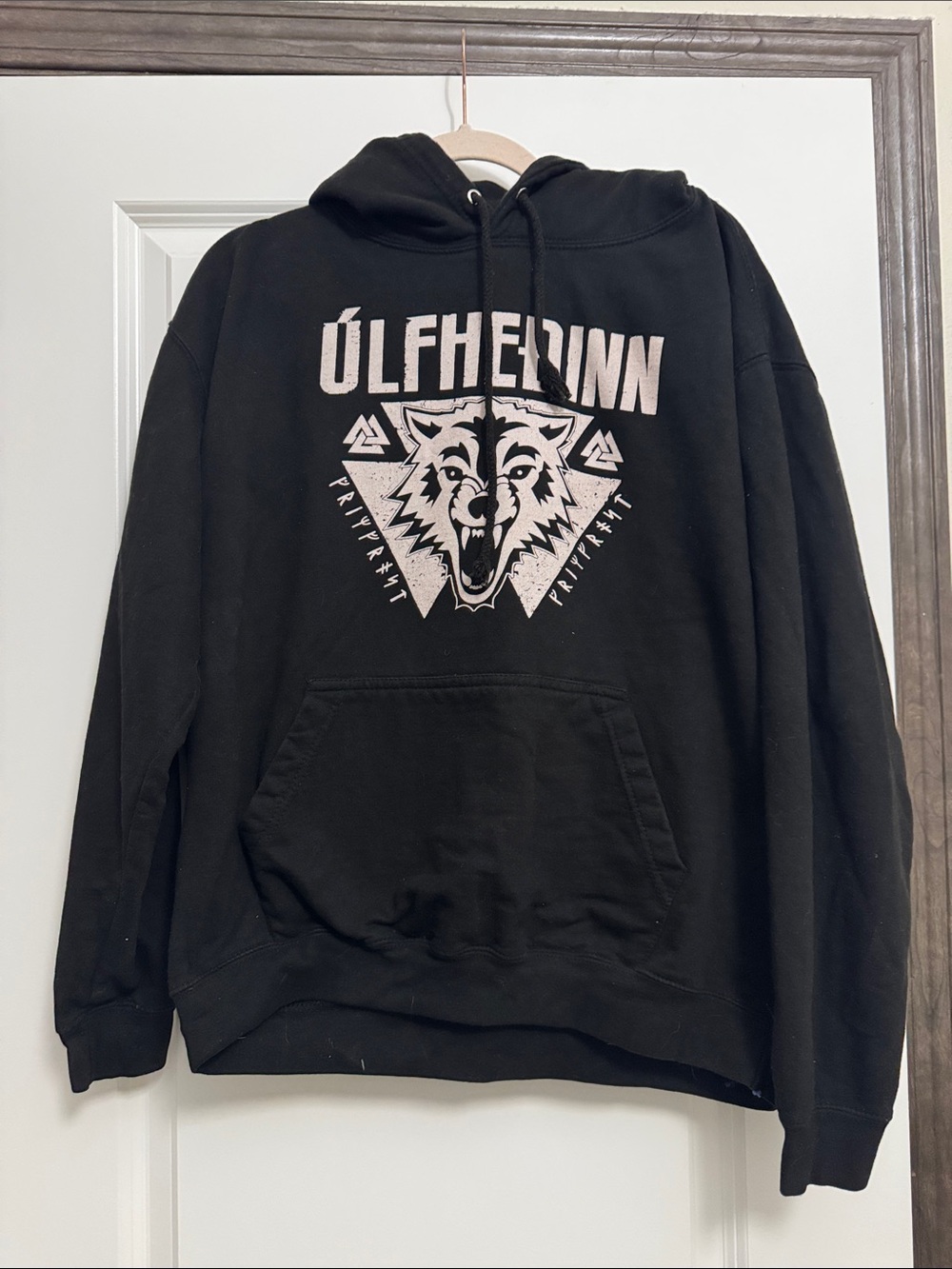 Black Graphic Wolf Pullover Hoodie